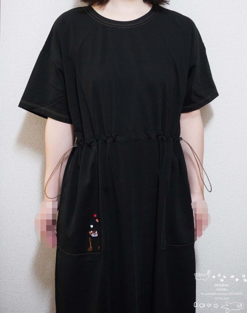 ブラックのワンピースを着た女性　ポケットにレッサーパンダ刺繍
