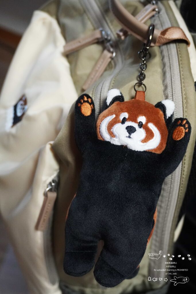イカクリュックにチャームをつけた様子。刺繍とぬいが並んでいる