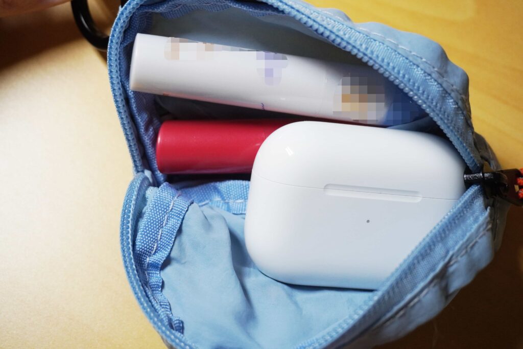 リップ二つとAirPodsの入ったシマエナガのスクエアボックスポーチ　
