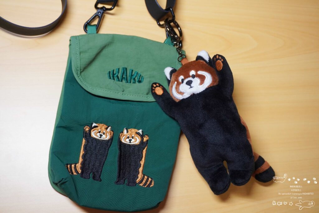 レッサーパンダの刺繍入りフォンポーチとぬいぐるみチャーム