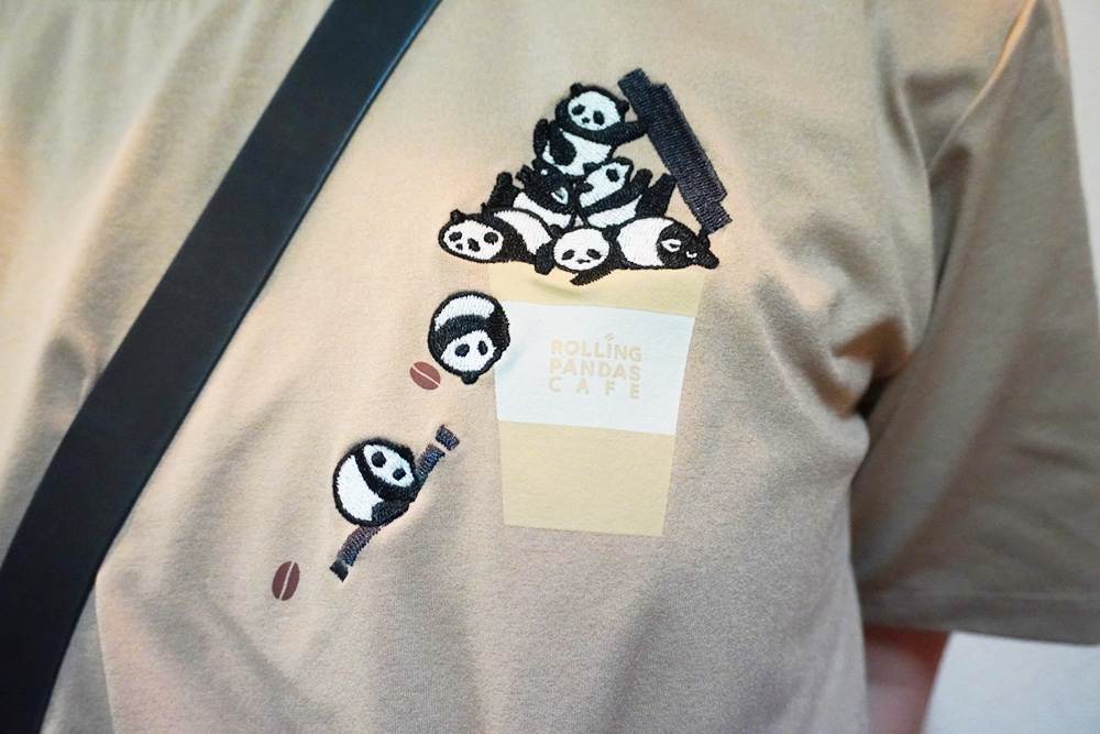 ローリングパンダズカフェのドライTシャツワンピース（グラニフ）　胸元の刺繍